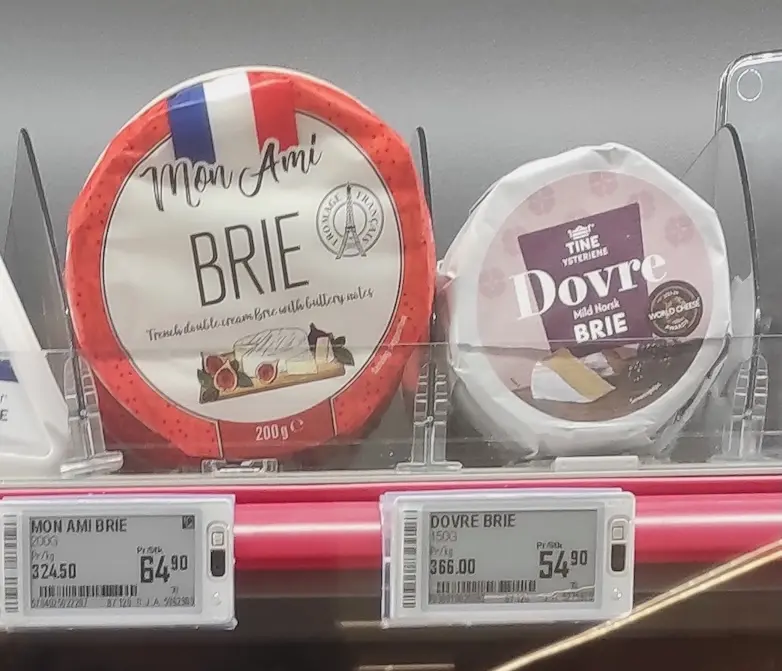Des boîtes de fromages variés