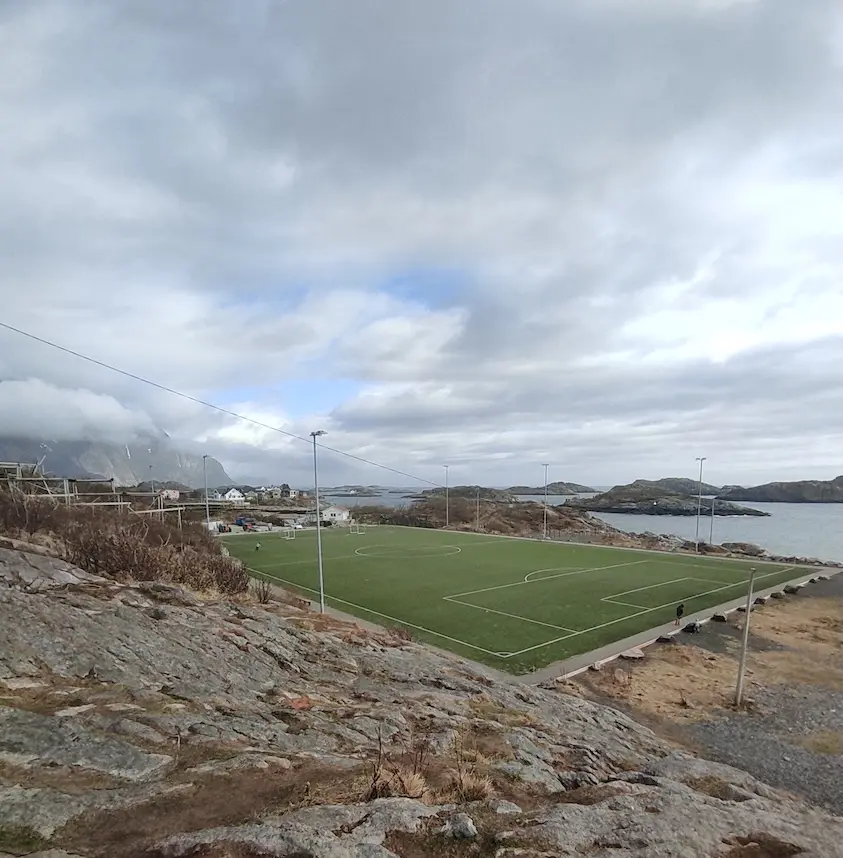 Le terrain de foot d'Henningsvær, aux îles Lofoten