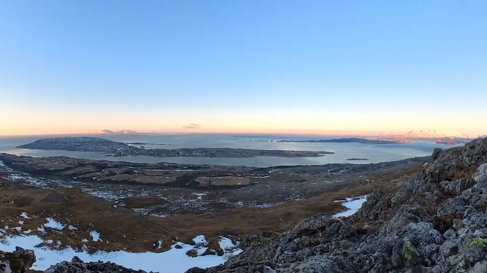Une vue du village de Vevelstad depuis le Gronnlihumpen