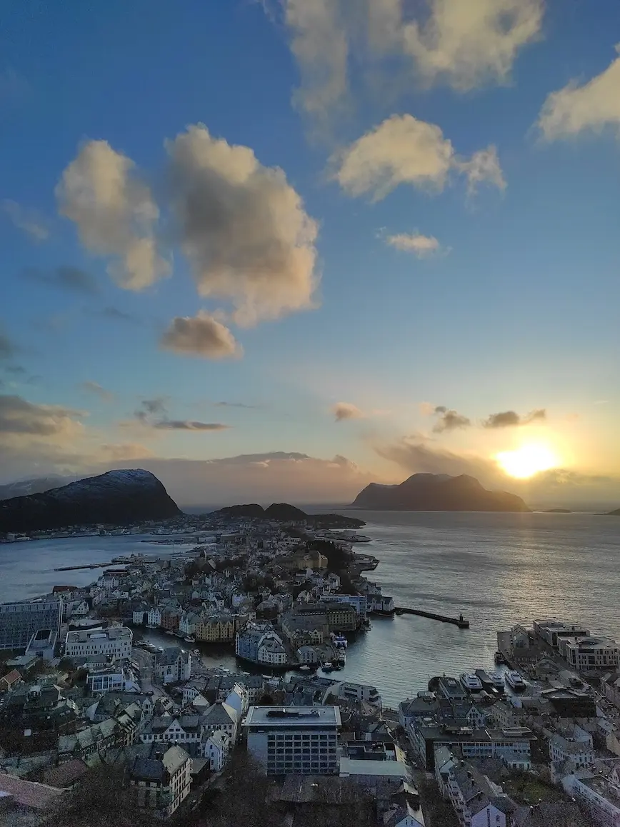 Un panorama sur la ville d'Ålesund