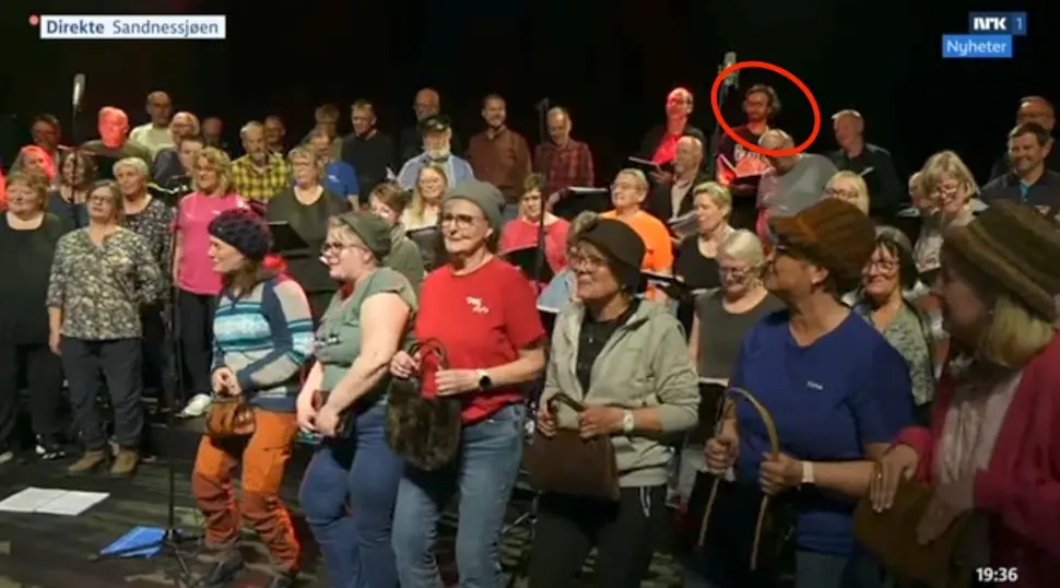 Une image d'un journal télévisé montrant le chorale en pleine répétition