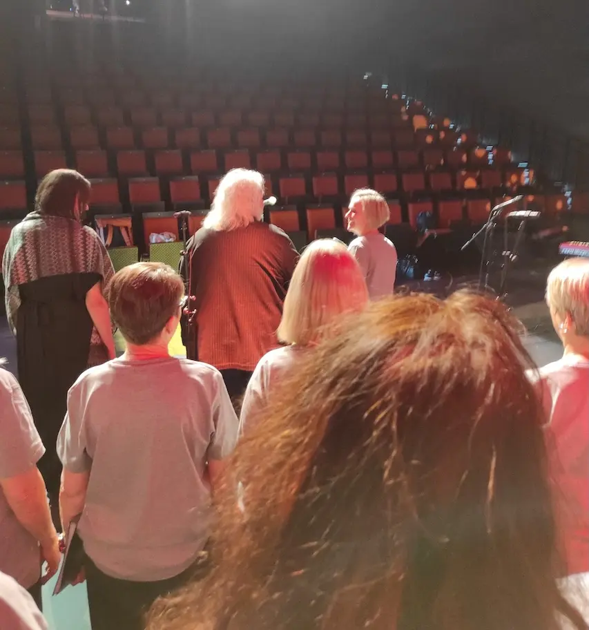 Une photo des préparatifs d'un concert, depuis la scène