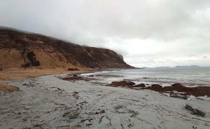 Une photo d'une plage près d'Ålesund