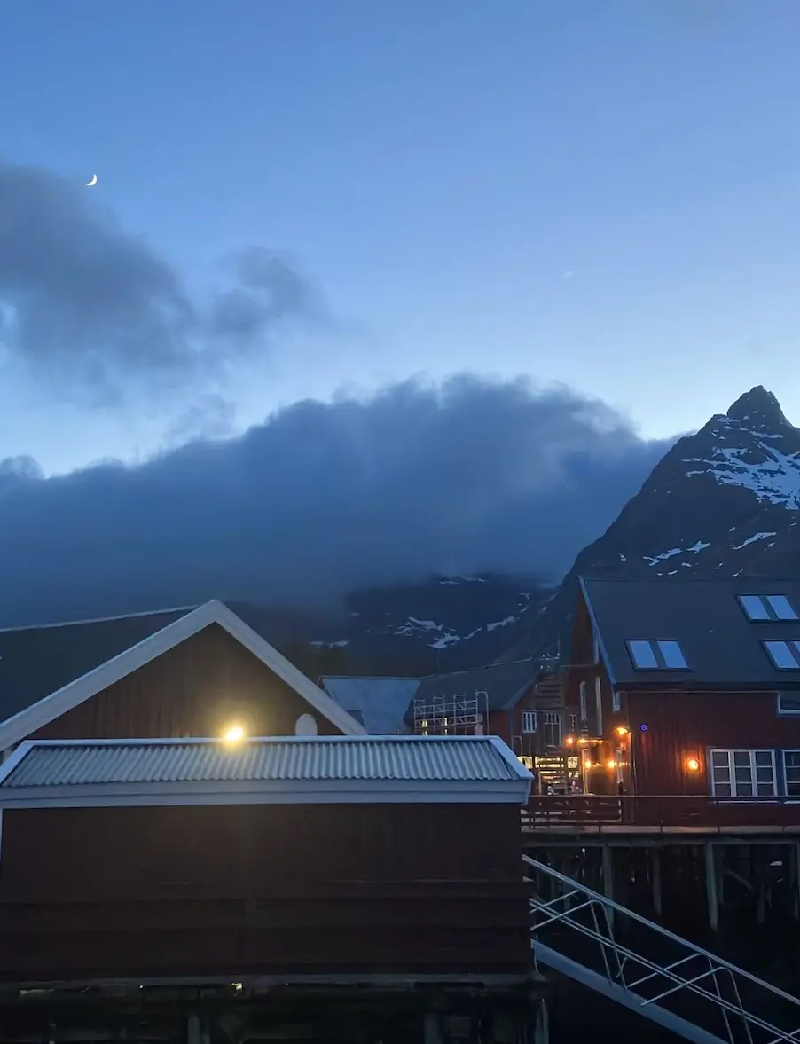 Une photographie de rorbus, cabanes de pêcheurs en Norvège