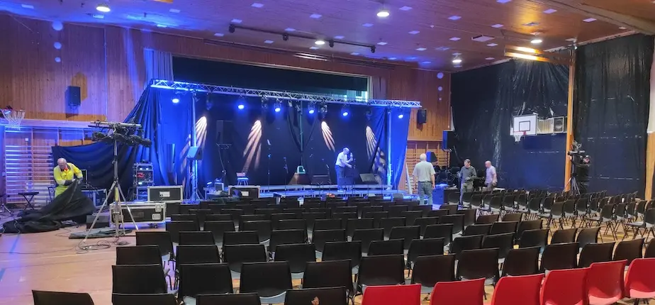 Le montage d'une scène de spectacle