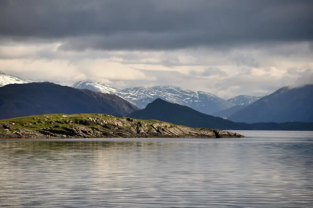 Une magnifique vue de Vevelstad Une photographie prise depuis le village de Vevelstad, en Norvège